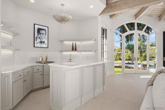 5986 Greensview Ct, Rancho Santa Fe CA: https://media.crmls.org/mediaz/05b75725-9f65-4526-92b4-2eb8217b903d.jpg