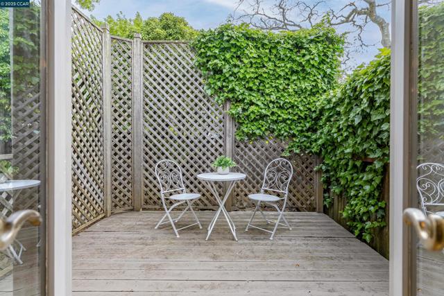 6 View St, Vallejo CA: https://media.crmls.org/mediaz/05b7b6f4-07bb-48a4-a510-255eea632024.jpg