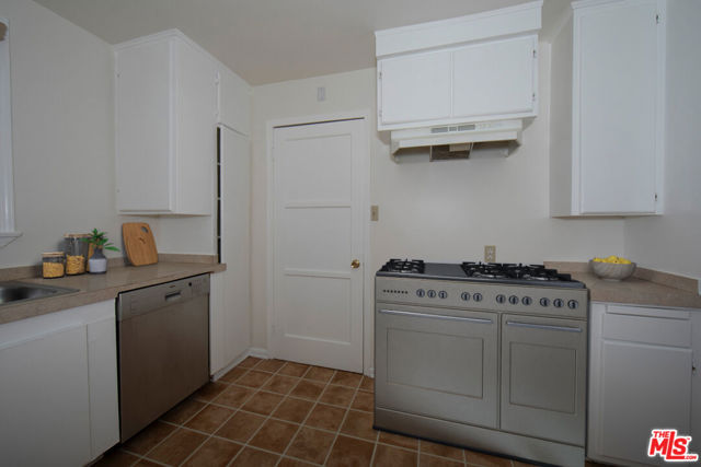 5260 Parkglen Avenue, Los Angeles CA: https://media.crmls.org/mediaz/05ba18e1-e497-424c-a7ad-f284a15410f3.jpg