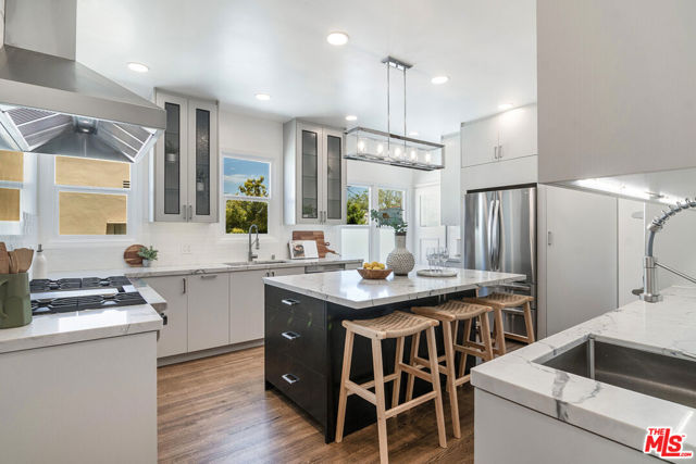 336 N Orange Drive, Los Angeles CA: https://media.crmls.org/mediaz/05ba7ecf-70cc-4a62-84b8-25103ce0411f.jpg