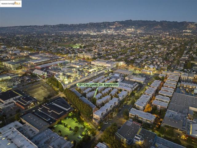 121 City Limits Cir, Emeryville CA: https://media.crmls.org/mediaz/05baee17-2302-4dab-a86f-690e8974cd96.jpg