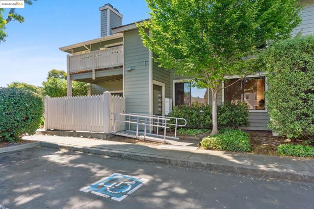 63 Lakeshore Ct, Richmond CA: https://media.crmls.org/mediaz/05bb79c9-2982-4692-8a1d-0b62adaa2a19.jpg