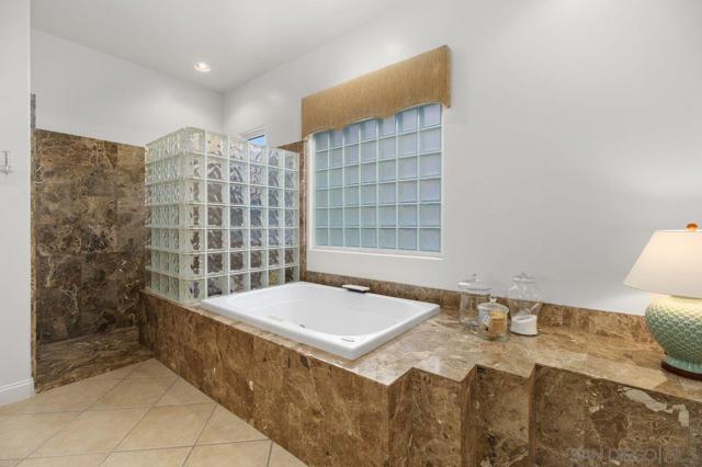 38 Calle Del Norte, Rancho Mirage CA: https://media.crmls.org/mediaz/05bb8fef-b596-43c7-bb2b-6bd06c59f9d9.jpg