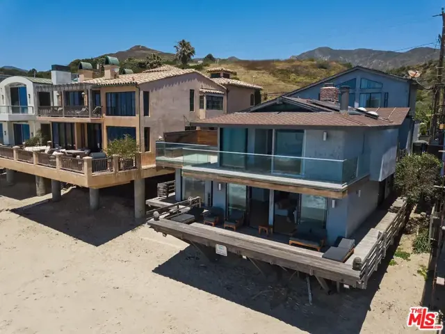 24608 Malibu Road, Malibu CA: https://media.crmls.org/mediaz/05bbd287-45cb-4c59-a312-818af6894a62.jpg