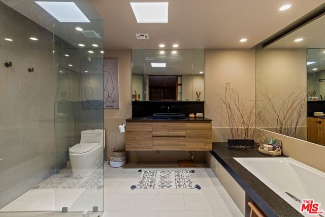 465 N Calle Rolph, Palm Springs CA: https://media.crmls.org/mediaz/05bbead2-e047-44c5-899f-57e7656a7a9f.jpg