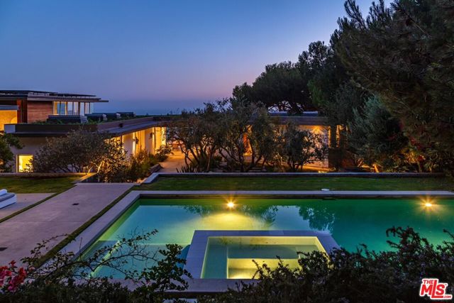 32554 Pacific Coast Highway, Malibu CA: https://media.crmls.org/mediaz/05bc8775-0bdc-4d0f-bee6-6f2108e3b537.jpg