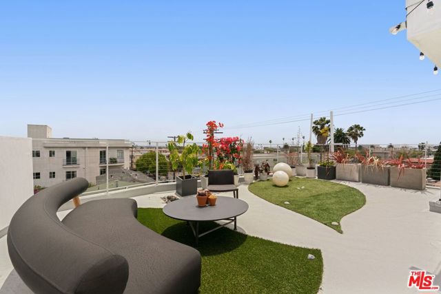 1244 14th Street, Santa Monica CA: https://media.crmls.org/mediaz/05bd2b41-5df6-4e28-8137-1f7dd1f261cf.jpg