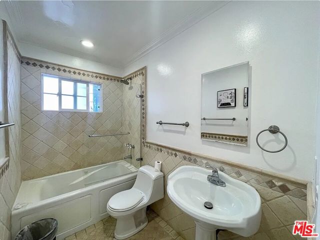 1111 11th Street, Santa Monica CA: https://media.crmls.org/mediaz/05bd5402-dd45-4925-92de-43952adf78cb.jpg