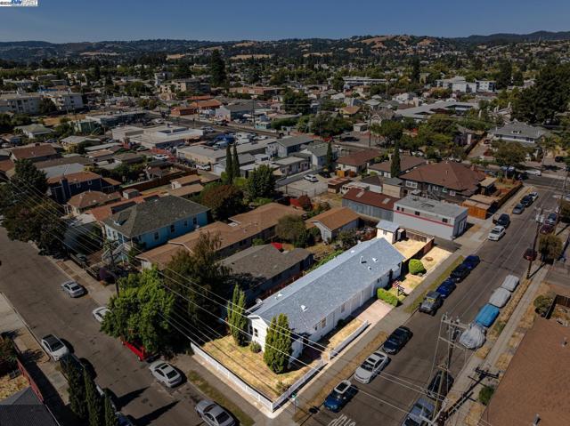 290 2Nd Ave, San Leandro CA: https://media.crmls.org/mediaz/05be6471-cc19-4360-a6eb-2dffca4da128.jpg