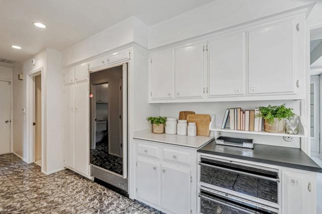 937 Parrott Drive, Hillsborough CA: https://media.crmls.org/mediaz/05be9edd-15b2-48e0-9965-eedb46b4e82a.jpg