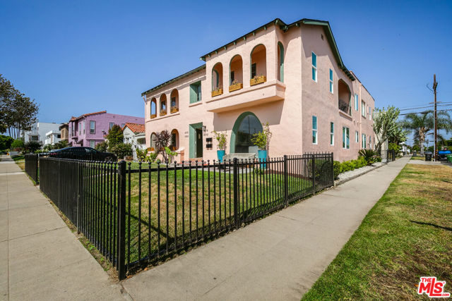 1570 S Hayworth Avenue, Los Angeles CA: https://media.crmls.org/mediaz/05beb7d9-8e5a-4d57-a5b4-17886d9f0e99.jpg