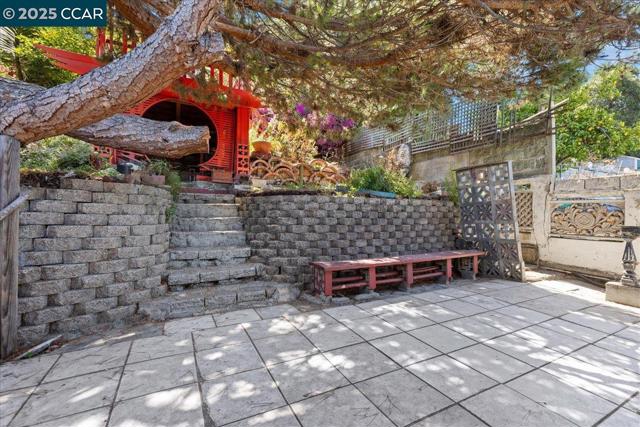 3220 Champion St, Oakland CA: https://media.crmls.org/mediaz/05bf62da-e2e6-403d-bdec-70ef32cb35ab.jpg