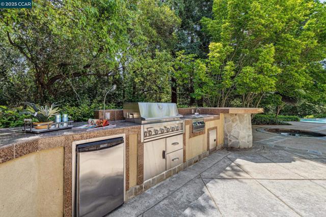 22 Ranger Ct, Alamo CA: https://media.crmls.org/mediaz/05bf8274-c038-433d-b5a9-b82844269398.jpg