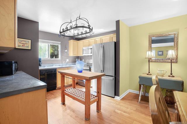 2536 White Oak Place, Escondido CA: https://media.crmls.org/mediaz/05bfa807-64f5-42c0-8217-b5ad4469e3ea.jpg