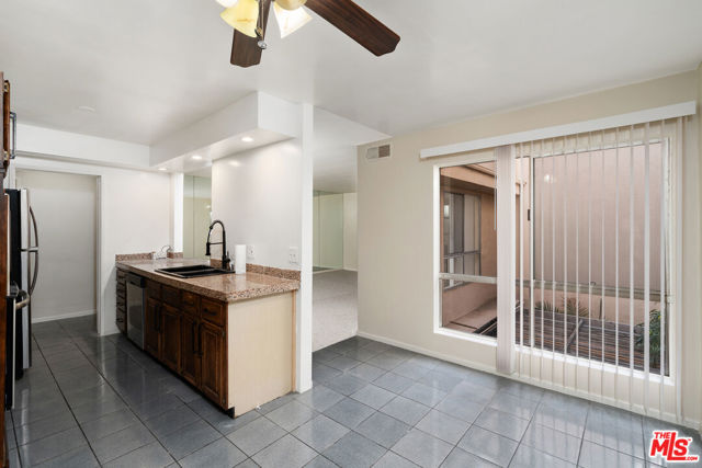 1010 Palm Avenue, West Hollywood CA: https://media.crmls.org/mediaz/05c003cd-02ef-4dd7-96a4-735134ef5a1e.jpg