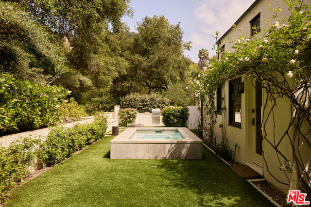 10660 Somma Way, Los Angeles CA: https://media.crmls.org/mediaz/05c0063e-5ae4-40f9-bd4d-b9b93d45ef0a.jpg