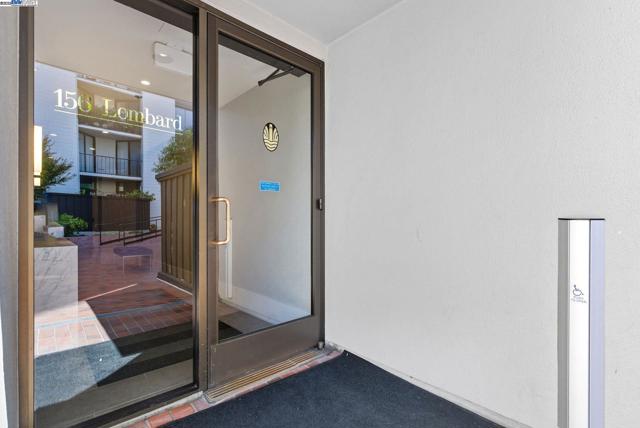 156 Lombard St, San Francisco CA: https://media.crmls.org/mediaz/05c02763-914f-400e-a613-4b3d4e247724.jpg