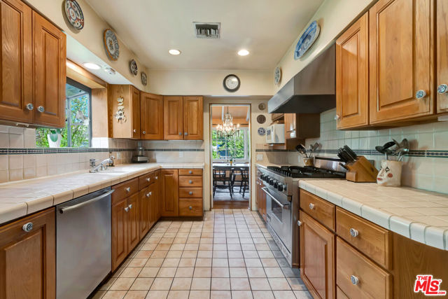 1519 Comstock Avenue, Los Angeles CA: https://media.crmls.org/mediaz/05c0e7e9-3a44-4f52-8c14-1afac1c50b9a.jpg