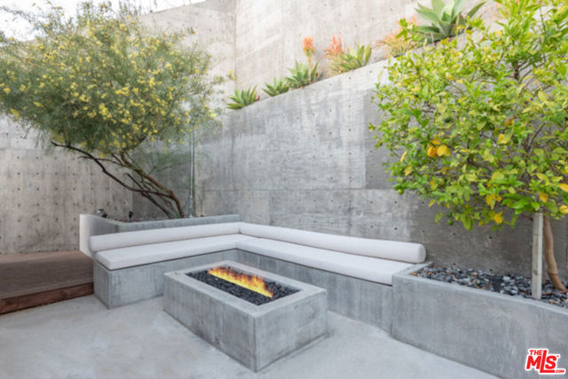 8465 Franklin Avenue, West Hollywood CA: https://media.crmls.org/mediaz/05c2049d-99ca-497f-932f-2d2587ddf8d5.jpg