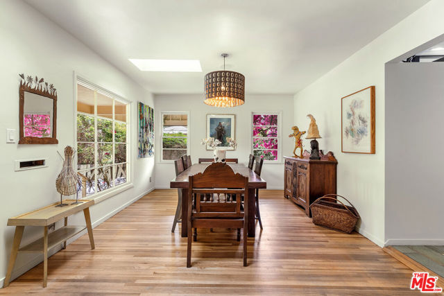 3761 Ashwood Avenue, Los Angeles CA: https://media.crmls.org/mediaz/05c2e7ae-2ef7-4174-9e44-3bf4fb1cea55.jpg