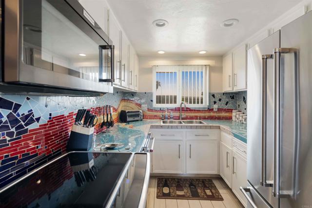 1502 Seacoast Drive, Imperial Beach CA: https://media.crmls.org/mediaz/05c302f2-e8ef-40ca-8c16-47c97df53c90.jpg