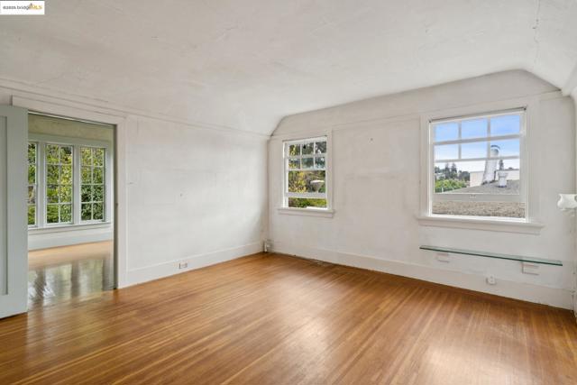618 Boulevard Way, Piedmont CA: https://media.crmls.org/mediaz/05c3b0c7-72d1-4851-aac3-fb34d9e45fbd.jpg