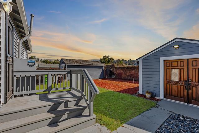 10500 Byron Ave, Oakland CA: https://media.crmls.org/mediaz/05c422d5-7c70-4a3b-8520-735f26f9856a.jpg