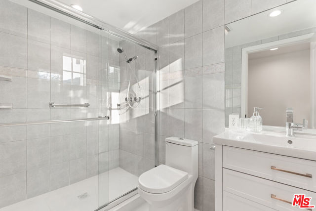 16979 Encino Hills Drive, Encino CA: https://media.crmls.org/mediaz/05c4d35e-c020-4ee1-82fa-b4615c2d4799.jpg