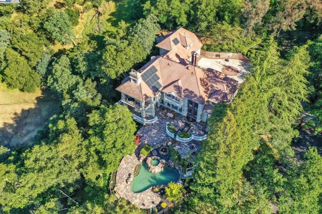 219 Valley Oaks Dr, Alamo CA: https://media.crmls.org/mediaz/05c63b20-76a1-4728-b392-a4f7e3a4d974.jpg