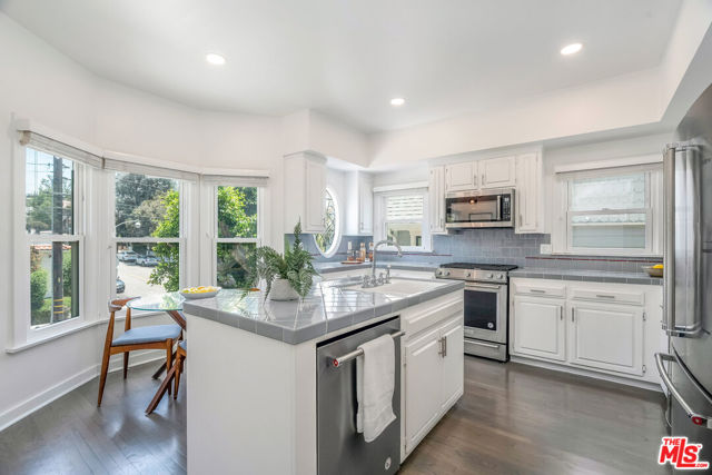 2622 2nd Street, Santa Monica CA: https://media.crmls.org/mediaz/05c6d7f3-494f-4fb0-9d24-0ccd7a552756.jpg