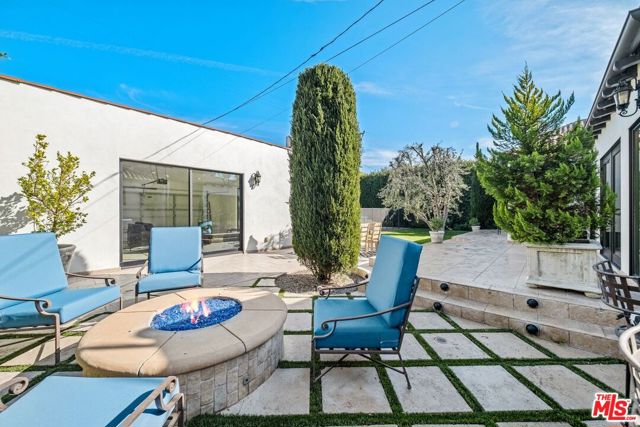 514 N Walden Drive, Beverly Hills CA: https://media.crmls.org/mediaz/05c70018-60e2-4041-a681-02da855c86e8.jpg