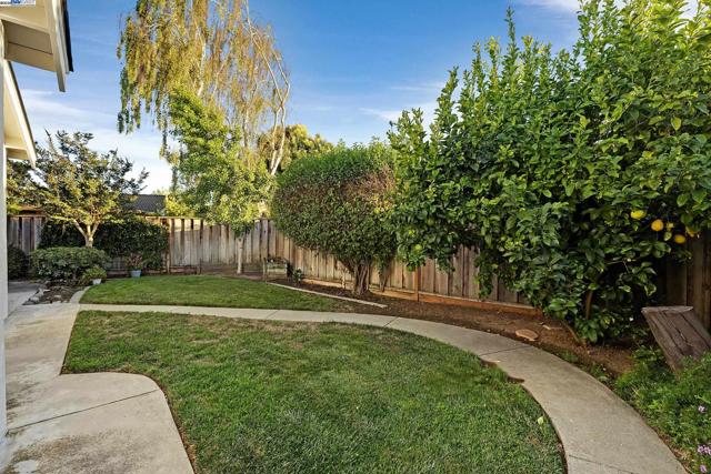 35629 Dee Pl, Fremont CA: https://media.crmls.org/mediaz/05c88956-2c5c-470a-8ad7-6a6a8938292e.jpg