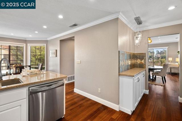3051 Tahoe Pl, San Ramon CA: https://media.crmls.org/mediaz/05c89a4b-c2c3-4f41-a175-df8068b2dfd7.jpg