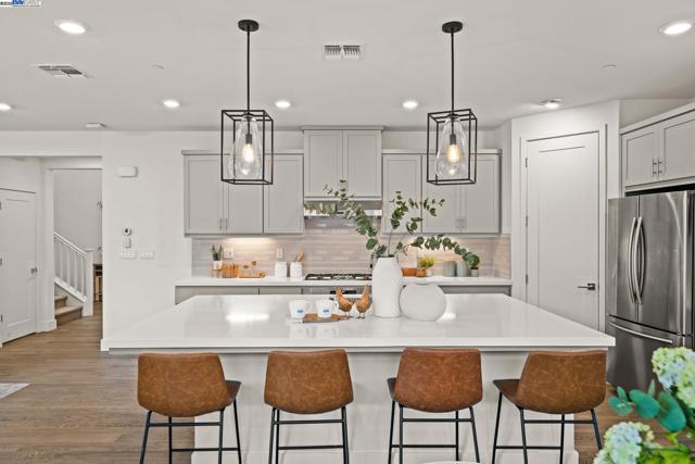 318 Paradiso Ct, San Ramon CA: https://media.crmls.org/mediaz/05c90550-6622-41df-88f4-9ece5c76bb7d.jpg