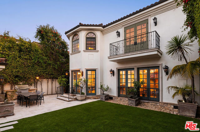 327 22nd Street, Santa Monica CA: https://media.crmls.org/mediaz/05c90a78-44c0-4e79-9b0f-f144051d1669.jpg