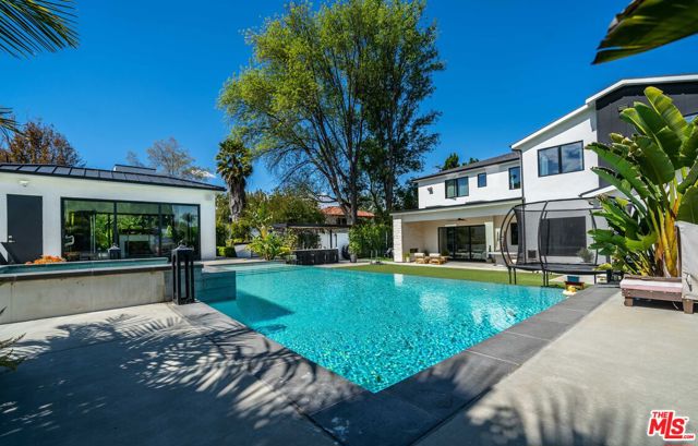 18938 Wells Drive, Tarzana CA: https://media.crmls.org/mediaz/05c9d5f9-9ee7-4a7e-8167-cb4998aecf10.jpg