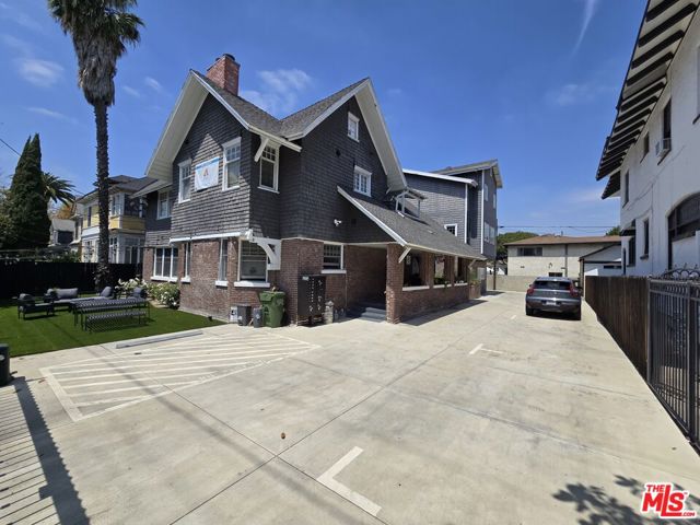 1257 W Adams Boulevard, Los Angeles CA: https://media.crmls.org/mediaz/05ca2205-3b47-4f52-8fd5-bd760dce6f21.jpg