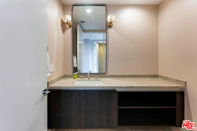 460 N Palm Drive, Beverly Hills CA: https://media.crmls.org/mediaz/05cad35d-ae03-4660-9219-b03b3b5b90f2.jpg