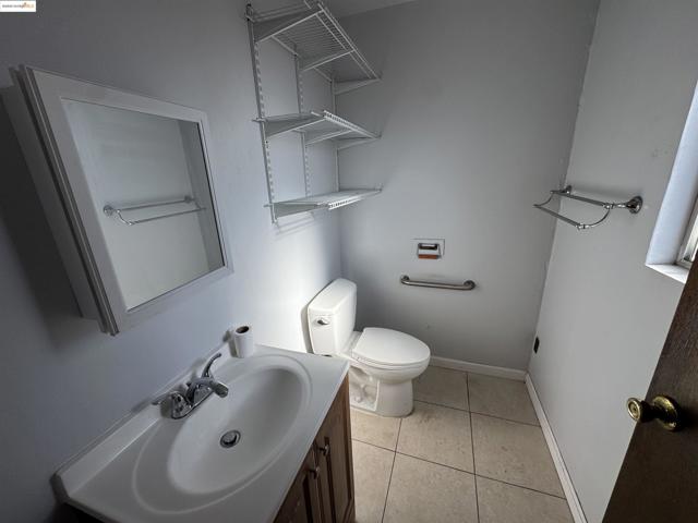 1953 102nd Ave, Oakland CA: https://media.crmls.org/mediaz/05cb1138-efb2-4b6a-a09c-d51bd9b4b44c.jpg