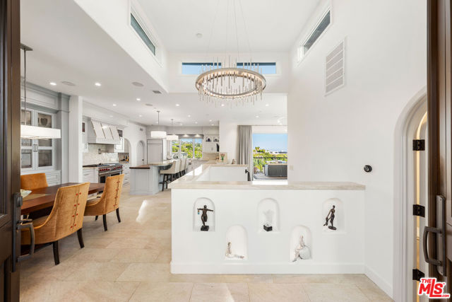 1380 Summitridge Place, Beverly Hills CA: https://media.crmls.org/mediaz/05cb4503-e2f3-4ff0-8296-af73761d2d36.jpg