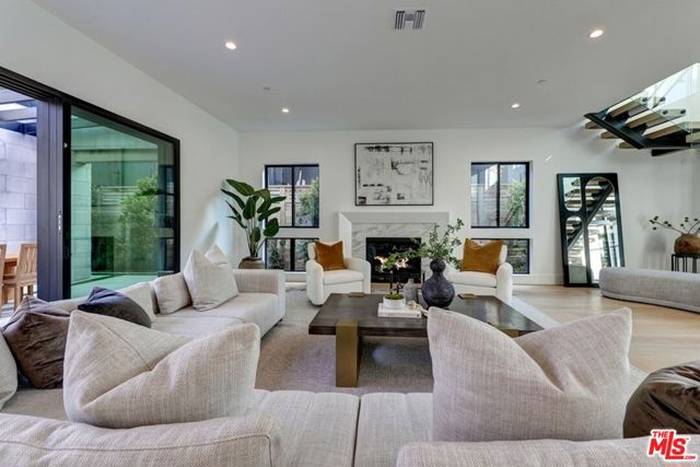 1246 Morningside Way, Venice CA: https://media.crmls.org/mediaz/05cb5cb6-5e4c-4f10-8699-56f77e4c7c52.jpg
