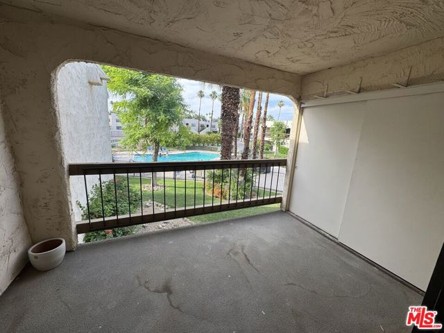 5300 E Waverly Drive, Palm Springs CA: https://media.crmls.org/mediaz/05cb8945-9b81-4b47-8732-55e05fadf71b.jpg