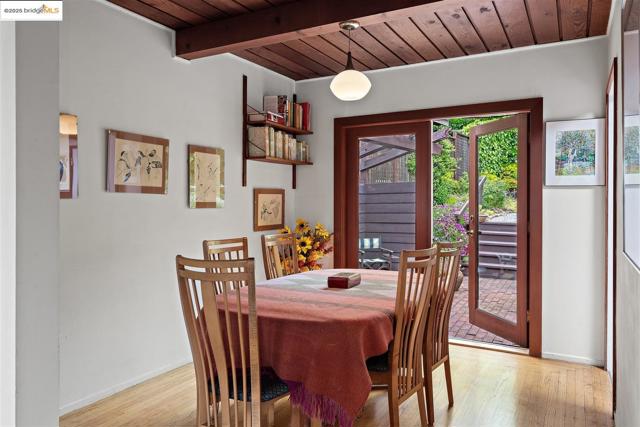 199 Fairlawn Dr, Berkeley CA: https://media.crmls.org/mediaz/05cc00cc-b33b-4687-8525-9f0157532318.jpg