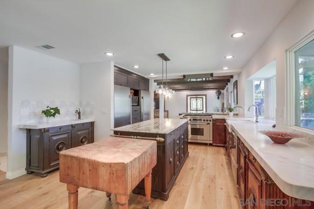10616 Falcon Rim Pt, San Diego CA: https://media.crmls.org/mediaz/05cc430a-852c-42a5-a4d2-26d0376c551e.jpg
