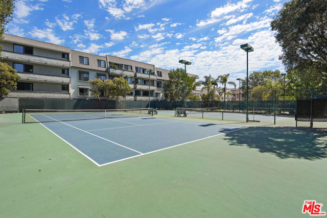 306 Bora Bora Way, Marina del Rey CA: https://media.crmls.org/mediaz/05cce431-1068-4392-a3f7-1fbd035a9ac9.jpg