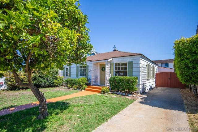 241 243 F Avenue, Coronado CA: https://media.crmls.org/mediaz/05cd092f-f37a-48e2-98a2-fa506bbe1e41.jpg