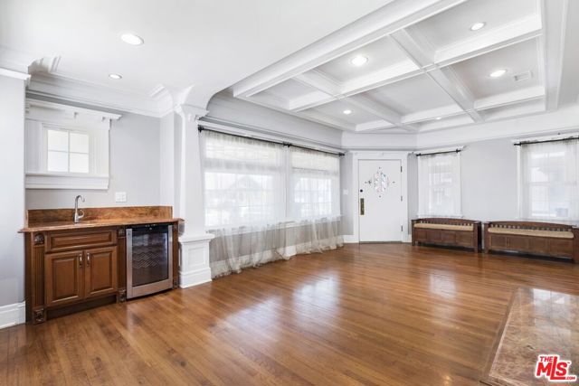 2230 W 30th Street, Los Angeles CA: https://media.crmls.org/mediaz/05cd0d22-95ad-48a1-971d-87f678ea00d6.jpg