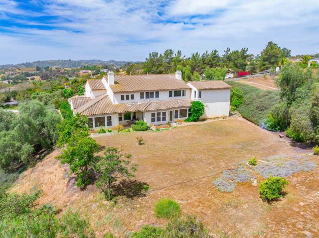 1964 Tracy Ct, Fallbrook CA: https://media.crmls.org/mediaz/05cd7030-9a62-4854-94cf-1bb89b0d0046.jpg