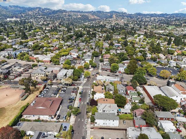 511 59Th St, Oakland CA: https://media.crmls.org/mediaz/05cd771e-4d28-4c7a-8570-3764da3a4173.jpg