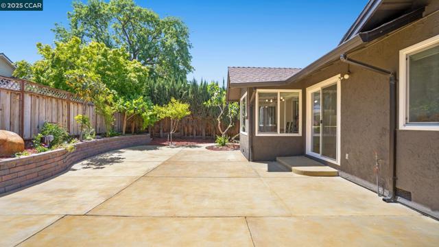 5517 Kirkwood Dr, Concord CA: https://media.crmls.org/mediaz/05cdd4b6-b5bf-4b92-868a-08e64ea97678.jpg